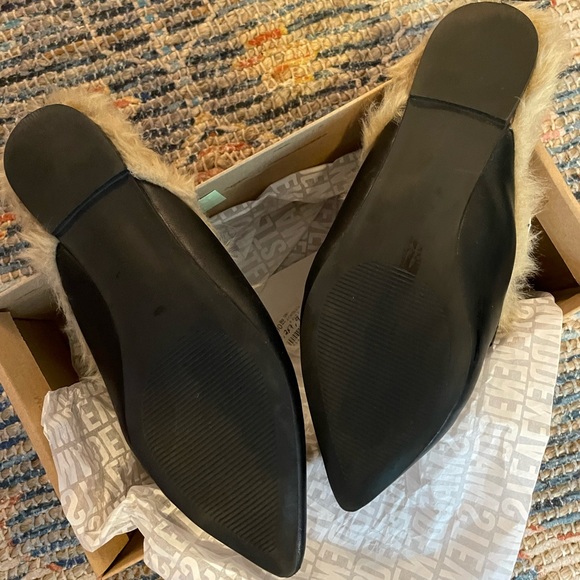 Steve Madden slip ons sz 7 - Picture 3 of 4